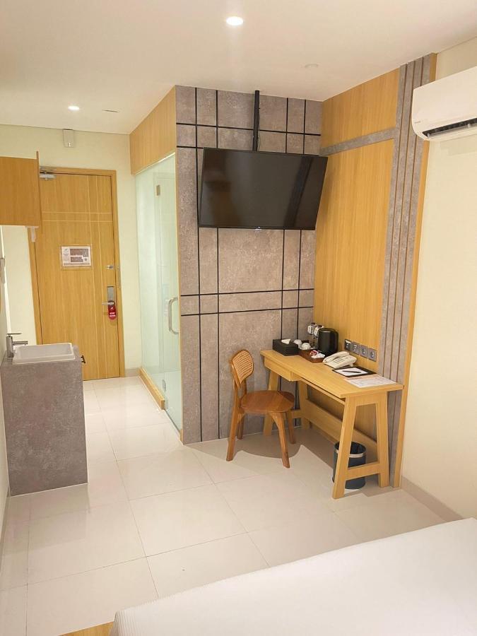 The Risman Hotel At Jakarta Airport Cbc Tangerang Exterior foto
